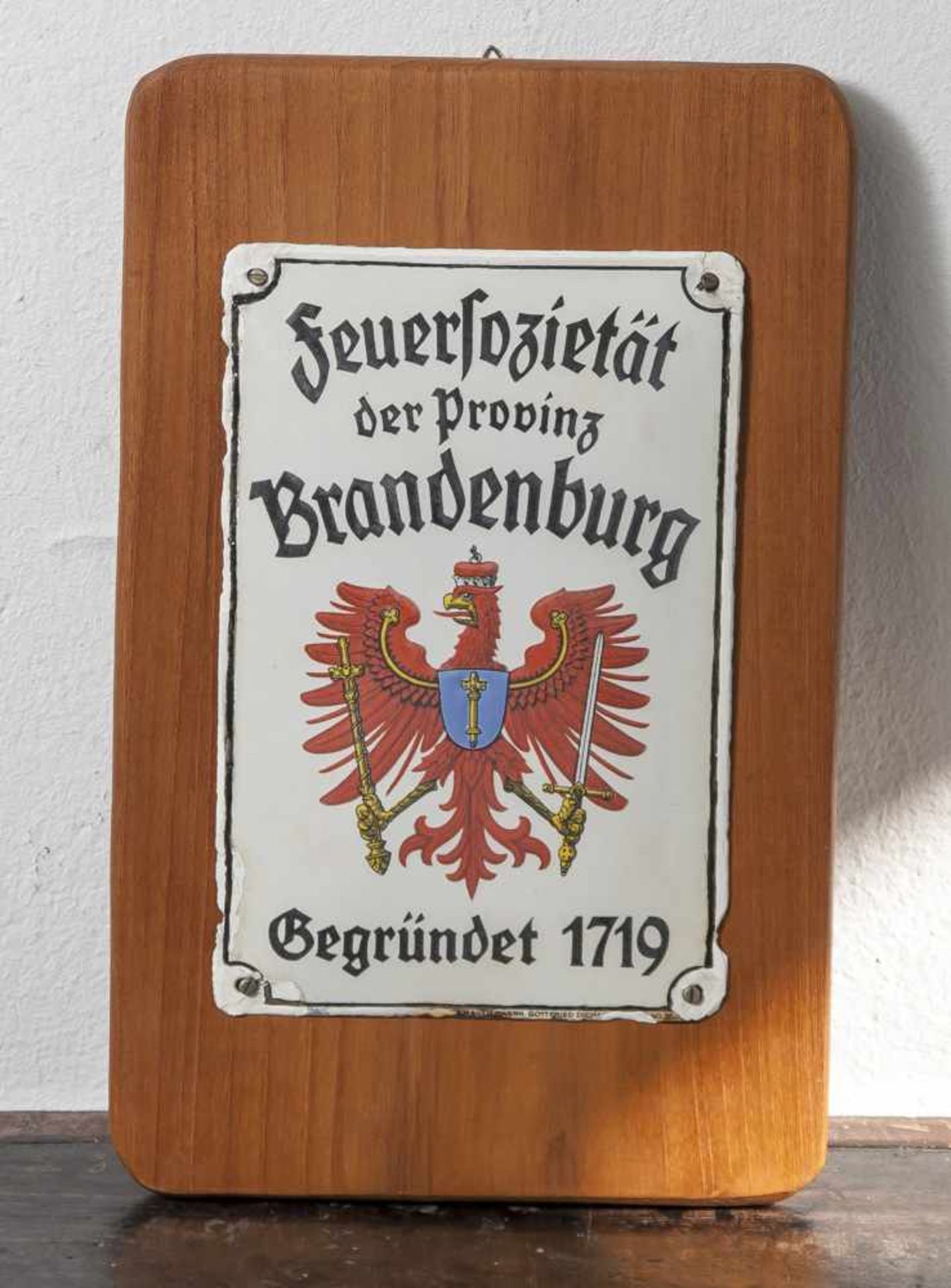 Emailschild, "Feuersozietät der Provinz Brandenburg. Gegründet 1719", gewölbt, auf weißem Fond