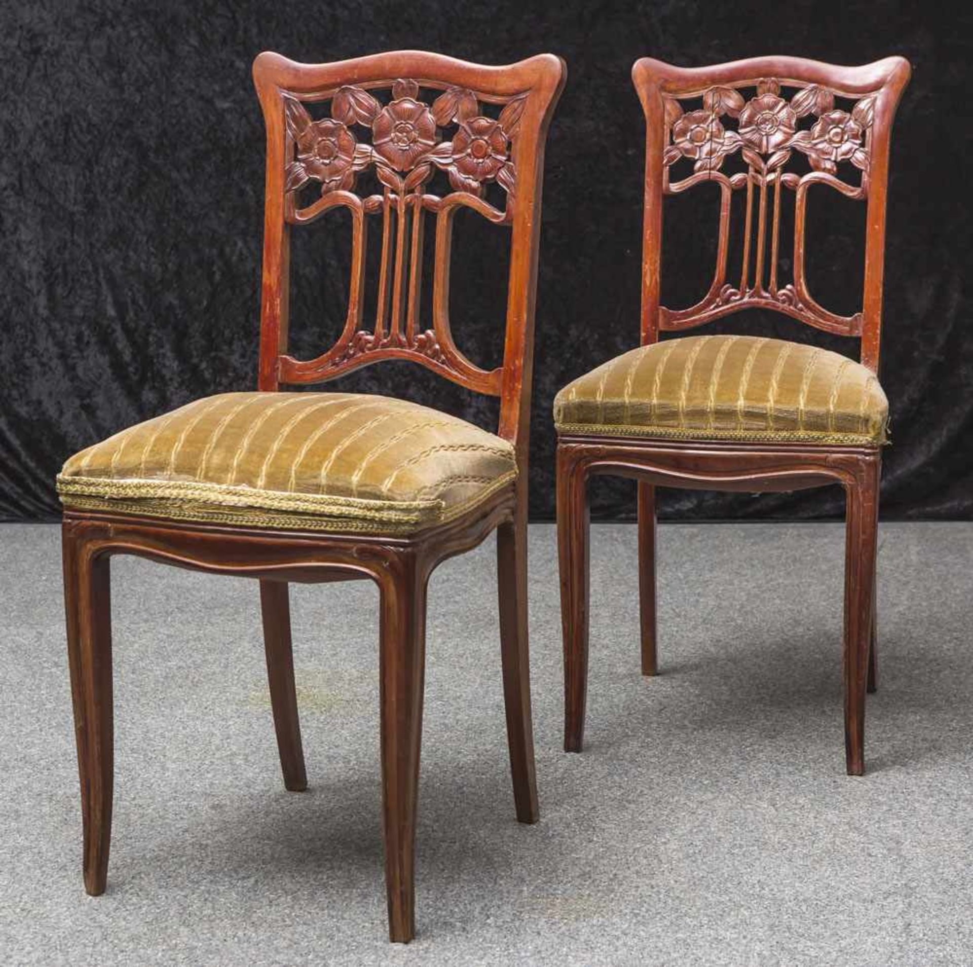 2 Jugendstil-Stühle, um 1900, massives Tropenholz, Rückenlehne floral durchbrochen gearbeitet,