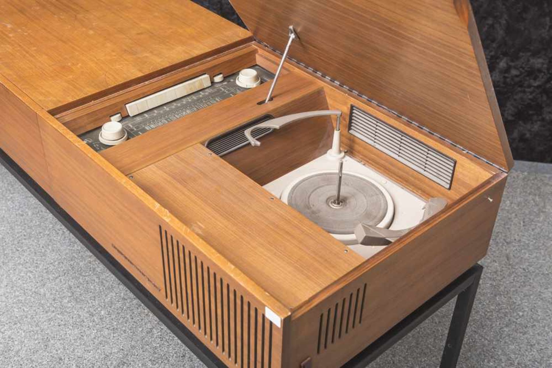 Phonoschrank, 1960/70er Jahre, Blaupunkt, mit Plattenspieler u. Radio, Stereo, rs. Typenschild - Bild 2 aus 2