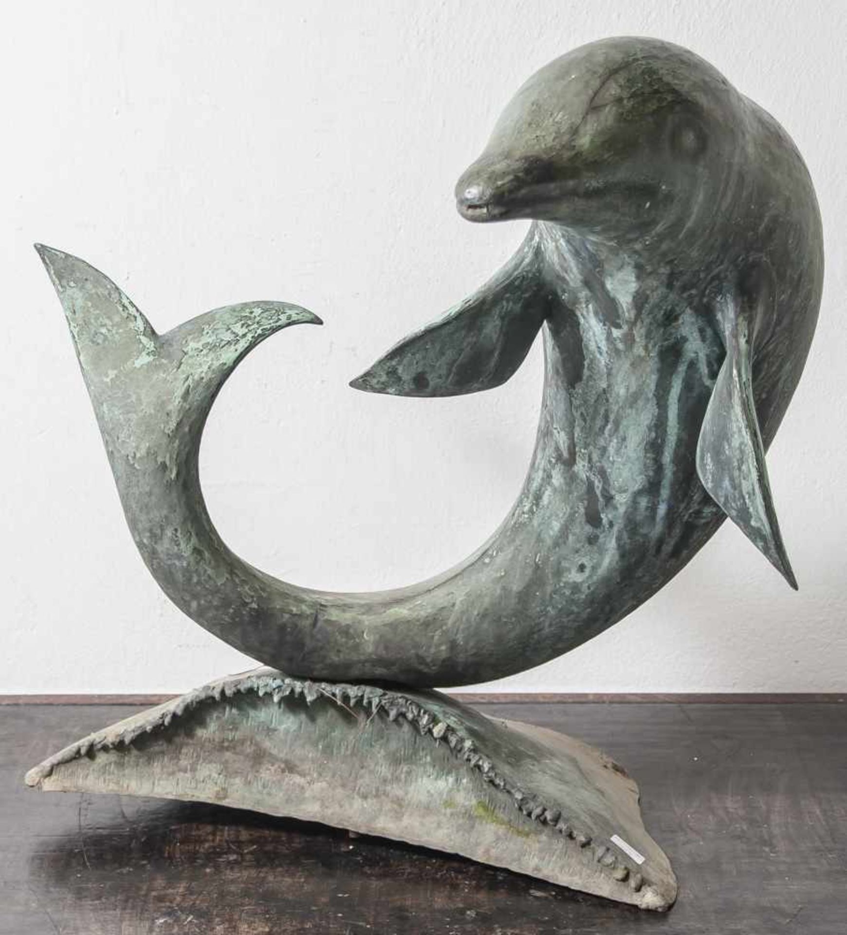 Wasserspeier in Form eines Delphins, Kupfer, patiniert. 1950er Jahre, Alfred Dörner, Goldschmied.