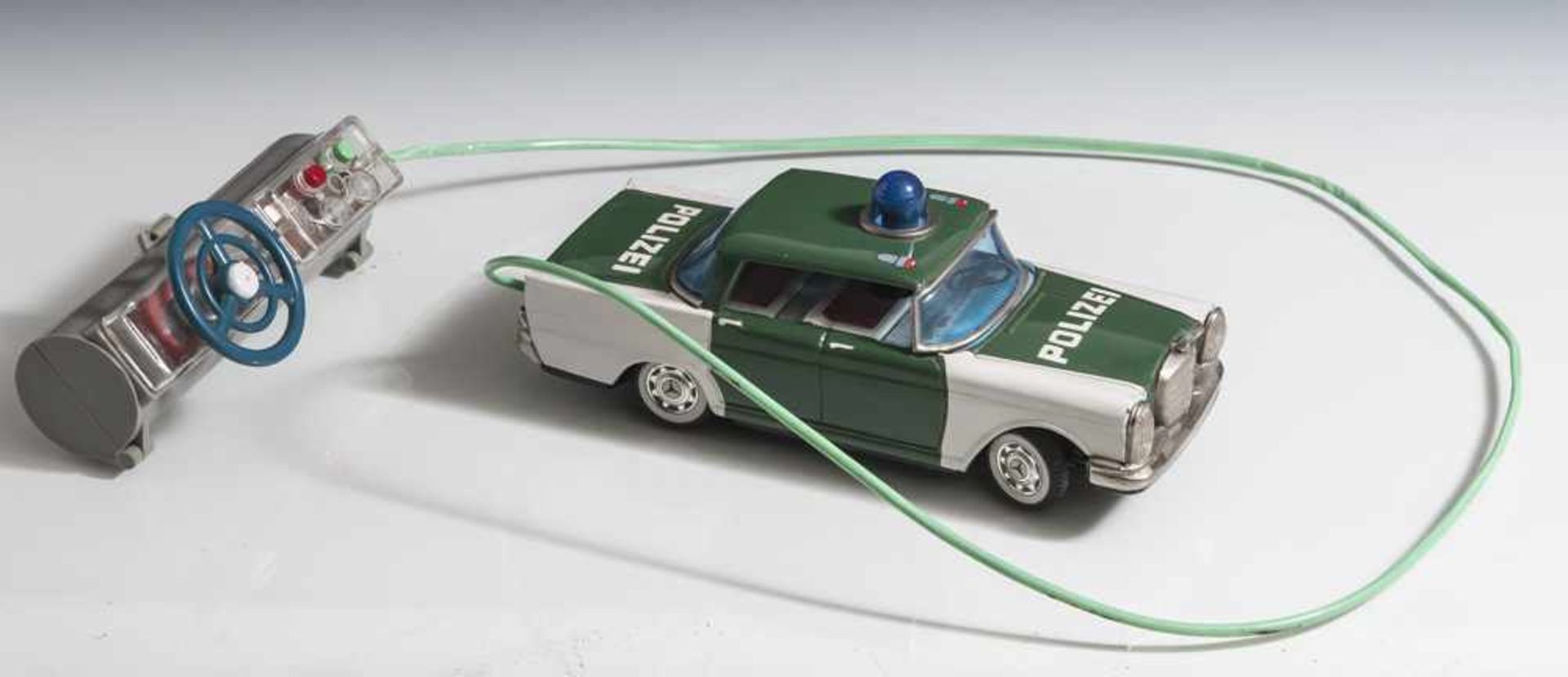 Polizeiauto mit Fernbedienung, Mercedes Heckflosse, wohl 1970er Jahre, auf Fernbedienung bez. "
