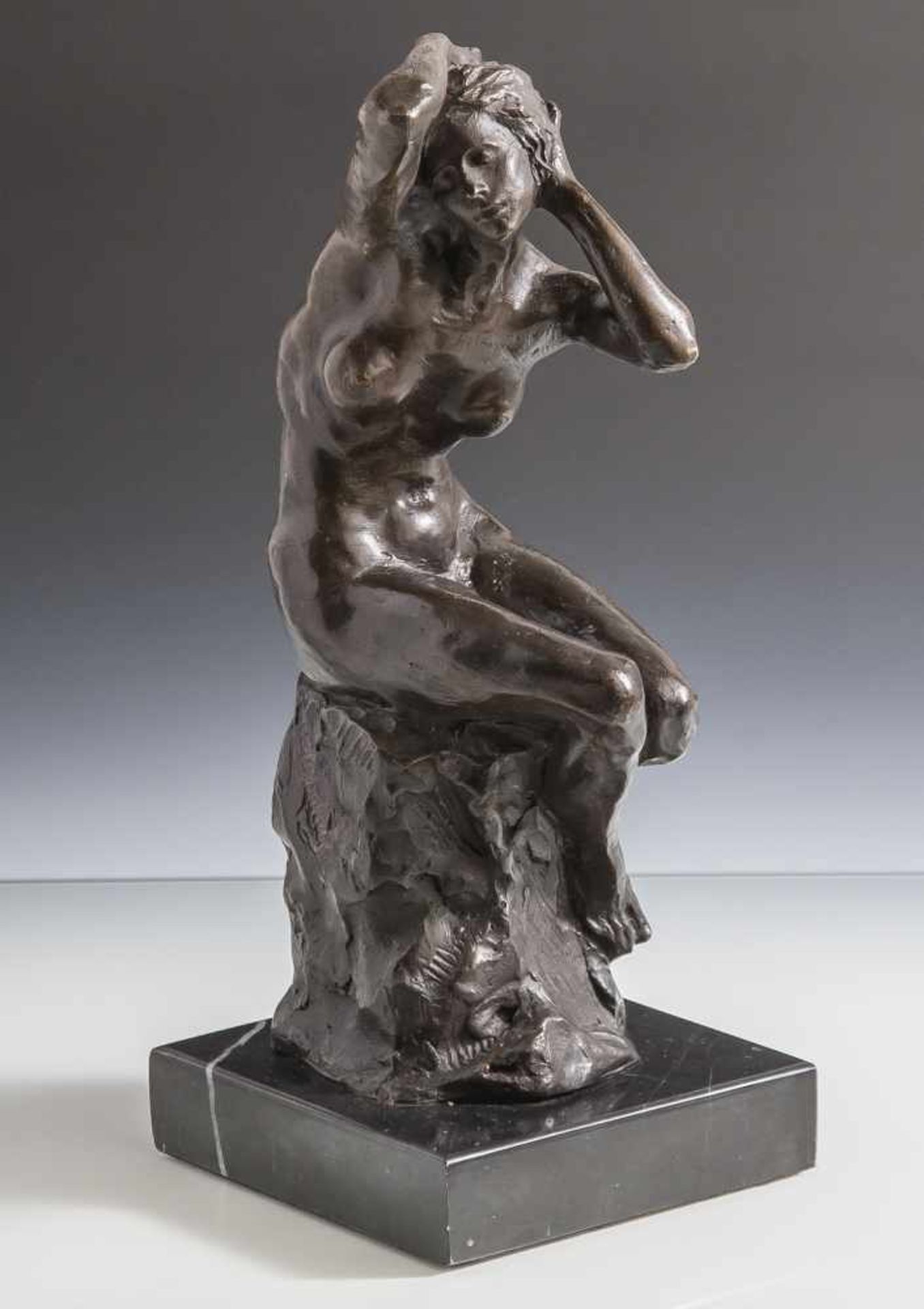 Die Badende, Bronze, 20. Jahrhundert, dunkelbraun patiniert. Darstellung: weiblicher Akt auf einem