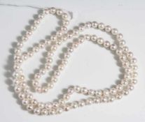 Endlos Perlenkette aus weißen Akoya-Zuchtperlen mit rosafarbener Überfarbe, Gesamtlänge 84 cm, DM.
