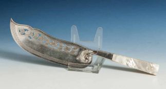 Fischheber, Silber, 19. Jahrhundert, partiell floral durchbrochen, fein graviert, der Ansatz mit