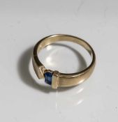 Ring mit Saphir, Gelbgold 375, moderne Ringschiene, ausgefasst mit 1 Saphir (ca. 5 x 2,5 mm) im