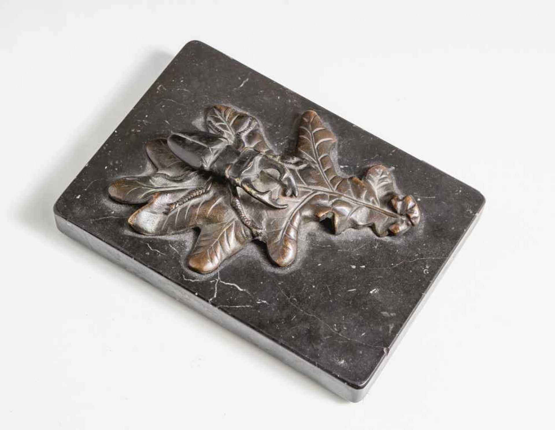 Briefbeschwerer, 19. Jahrhundert, Bronzeguss auf Steinplatte, Darst. Hirschkäfer auf Eichenblatt