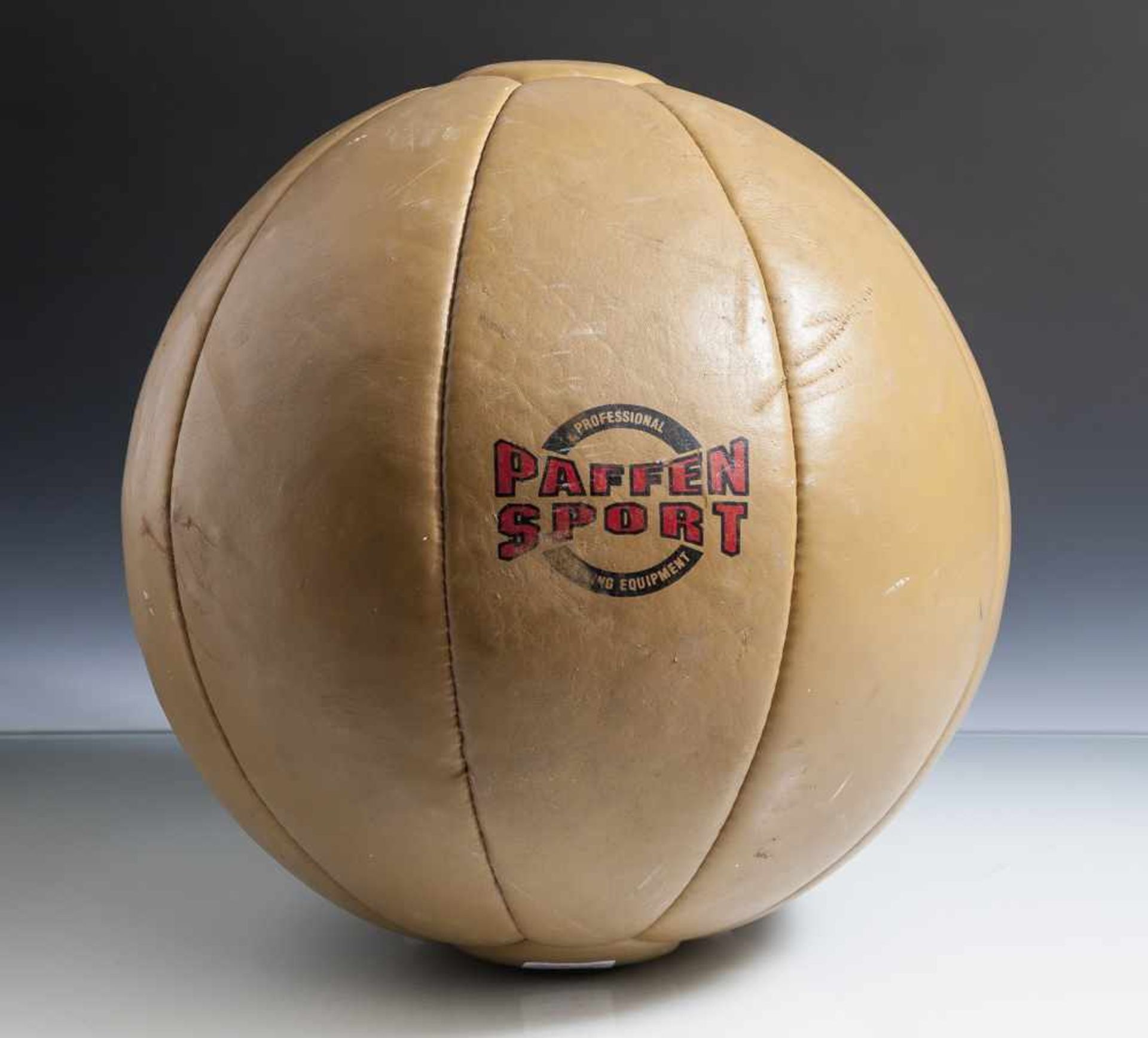 Medizinball aus Leder, wohl 1950/60er Jahre, in roten Lettern bez. "Paffen Sport", 5 kg. Min. ber.