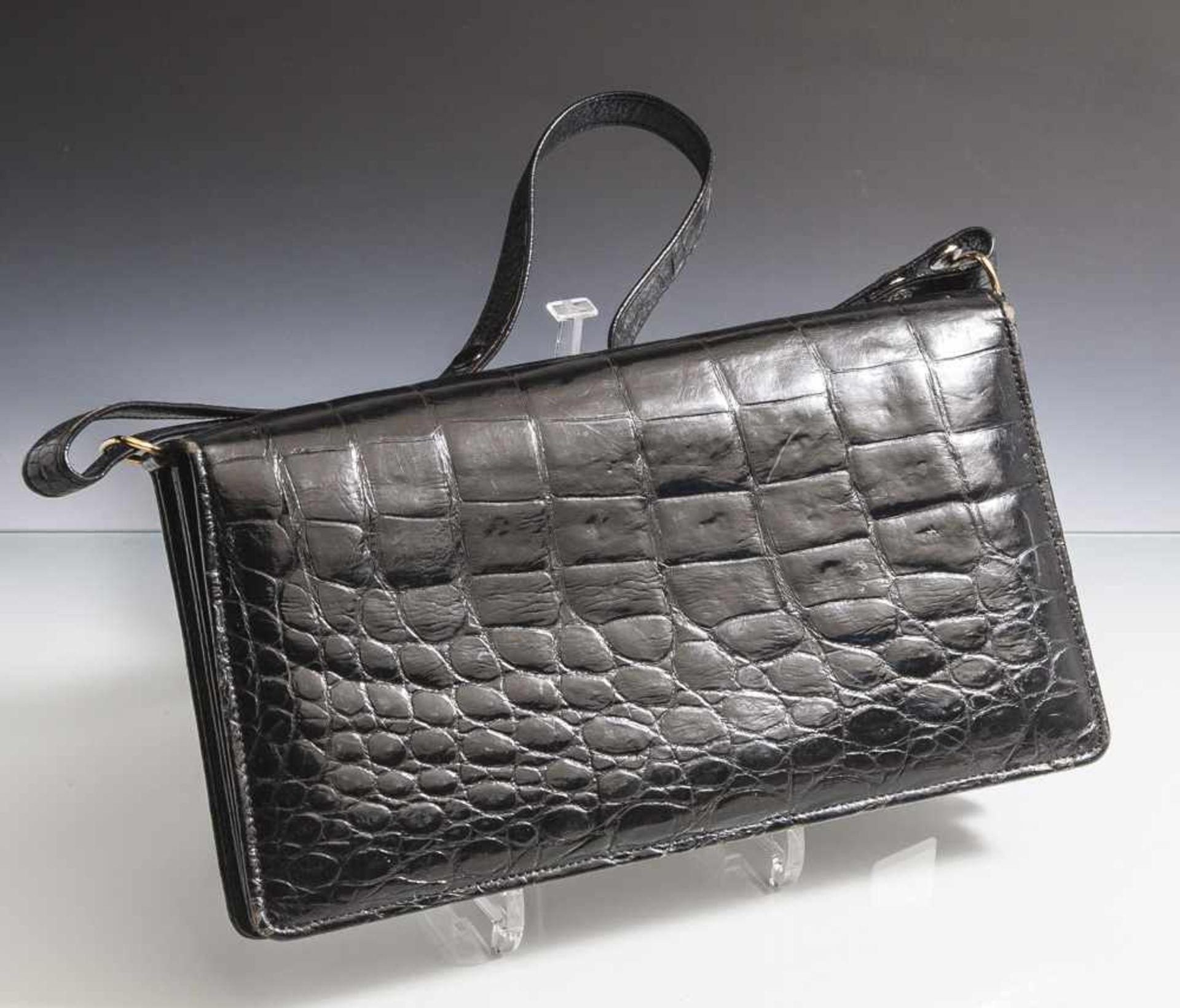 Handtasche, Krokodilleder, schwarz, rechteckige Form, vorne mit Druckknopf, innen unterteilt in 2