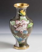 Cloisonné-Vase, China, 20. Jahrhundert, Balusterform, Kupferkorpus, dunkelgrün emailliert,