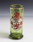 Wappenglas, Historismus, grünes Glas, zylindrische Form mit Standring, Goldrand. Auf der