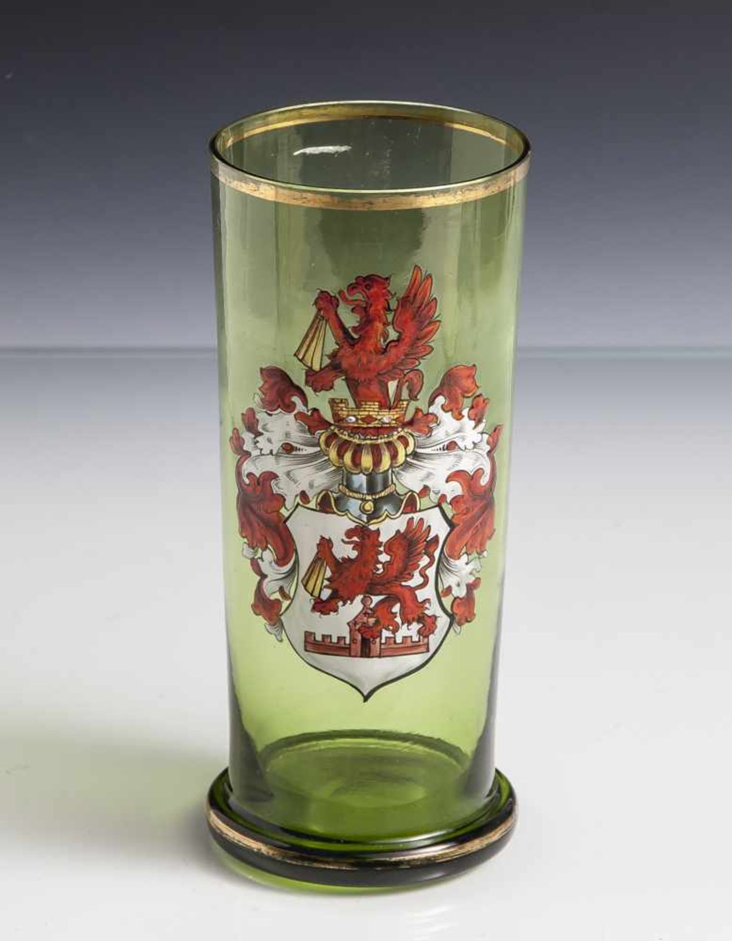 Wappenglas, Historismus, grünes Glas, zylindrische Form mit Standring, Goldrand. Auf der