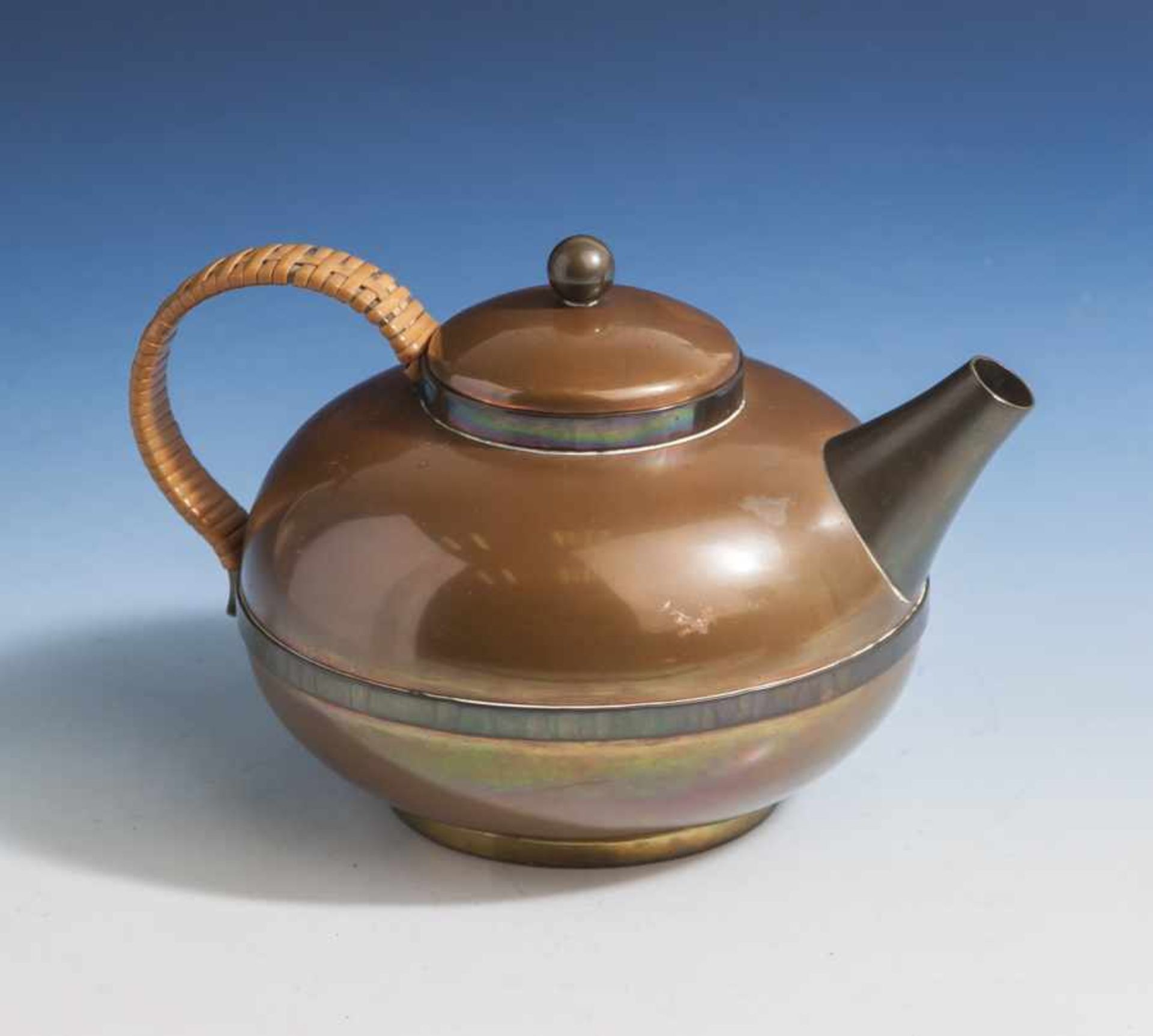 Kleine Teekanne, wohl Art Dèco, Kupfer, auf flachem Standring gedrückter Kugelkorpus, mittig
