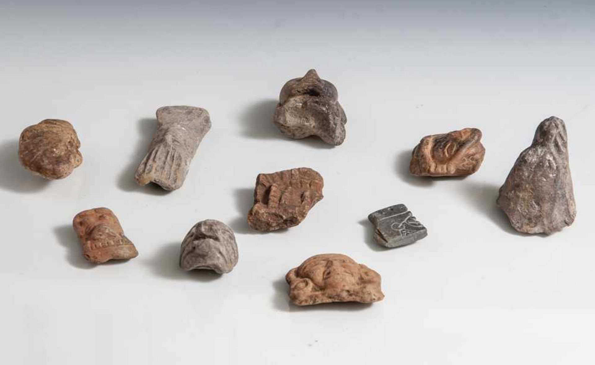 Konvolut Ausgrabungen, 10 Stück, präkolumbianisch, Ton und Stein, figürlich.