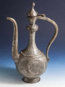 Wasserkanne, persisch/osmanisch, wohl um 1900, Metall, auf abgesetztem konischem Fuß, beidseitig