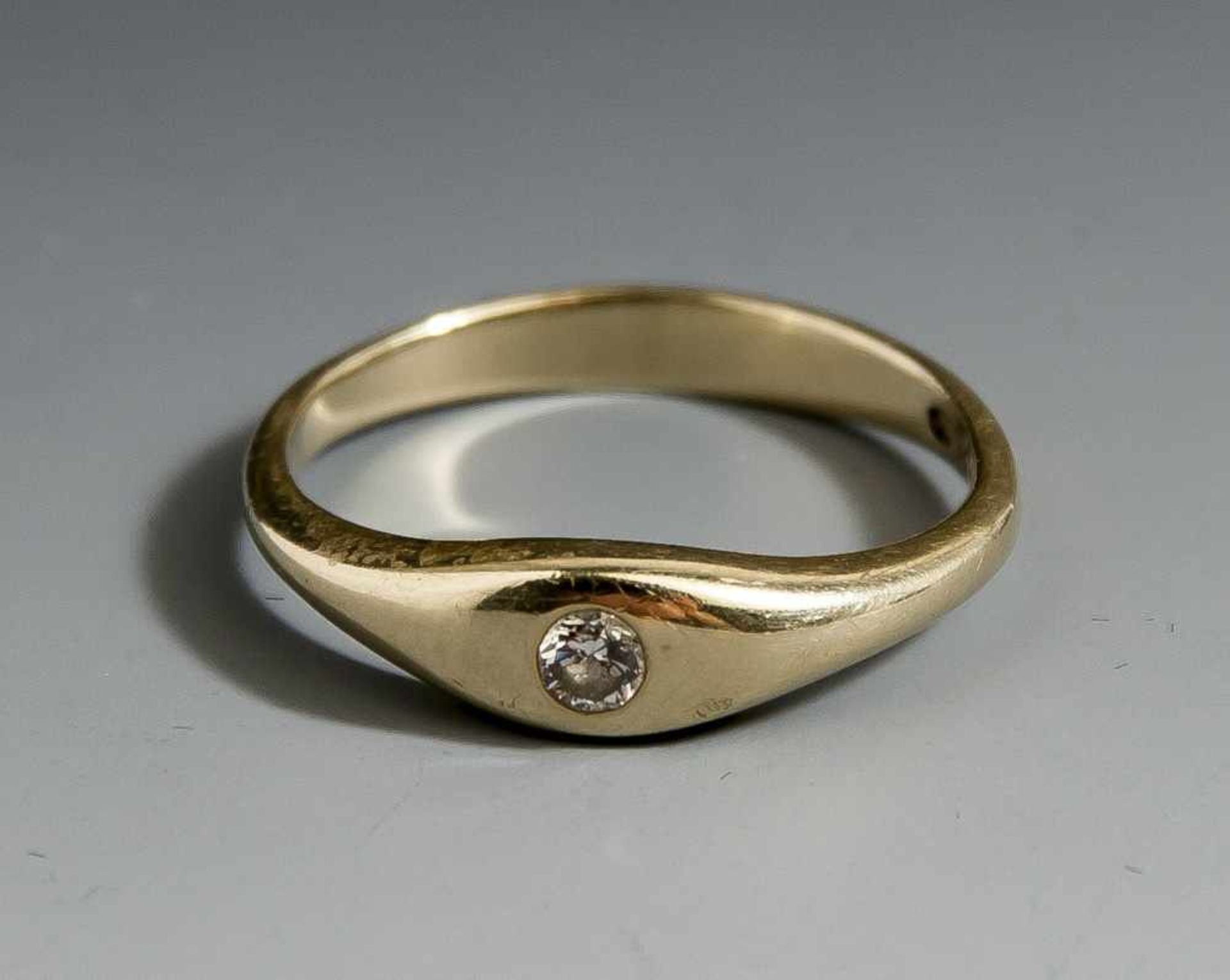 Solitärring, Gelbgold 585, ausgefasst mit 1 Brillanten, ca. 0,06 ct/H/P2. Ringgröße: 50, ca. 2,2 gr.