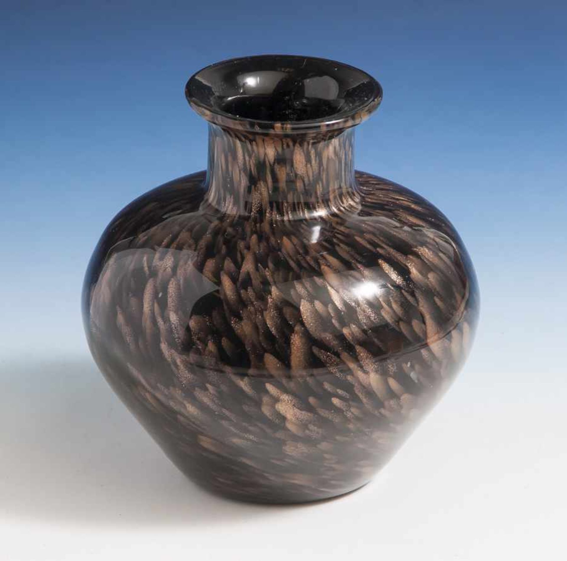 Glasvase, Murano, wohl 1960er Jahre, schwarz u. kupferfarben überfangen, gedrückte Kugelform sich