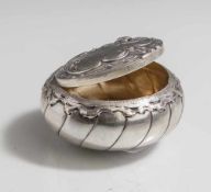 Runde Pillendose in barocker Form, 19./20. Jahrhundert, Silber 800, gepunzt, der Deckel mit