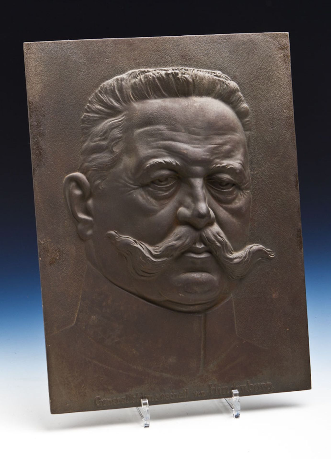 Bronzeplakette, Darst. Generalfeldmarschall v. Hindenburg, RS m. Wandhalterung. Ca. 40 x 29,5 cm.