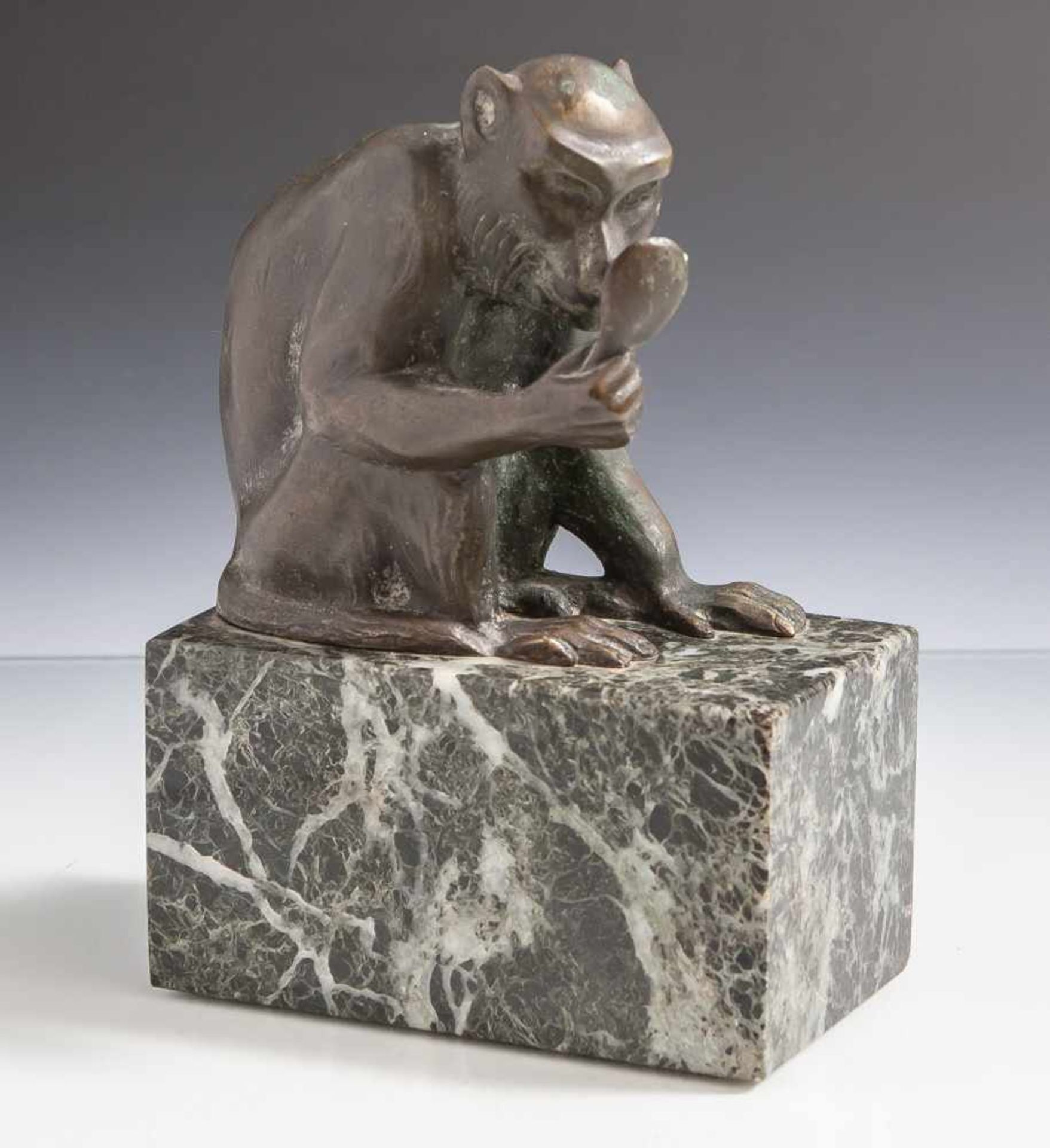 Bronzeplastik, Affe mit Handspiegel, um 1900, auf Marmorsockel sitzend. H. gesamt ca. 16 cm, H.