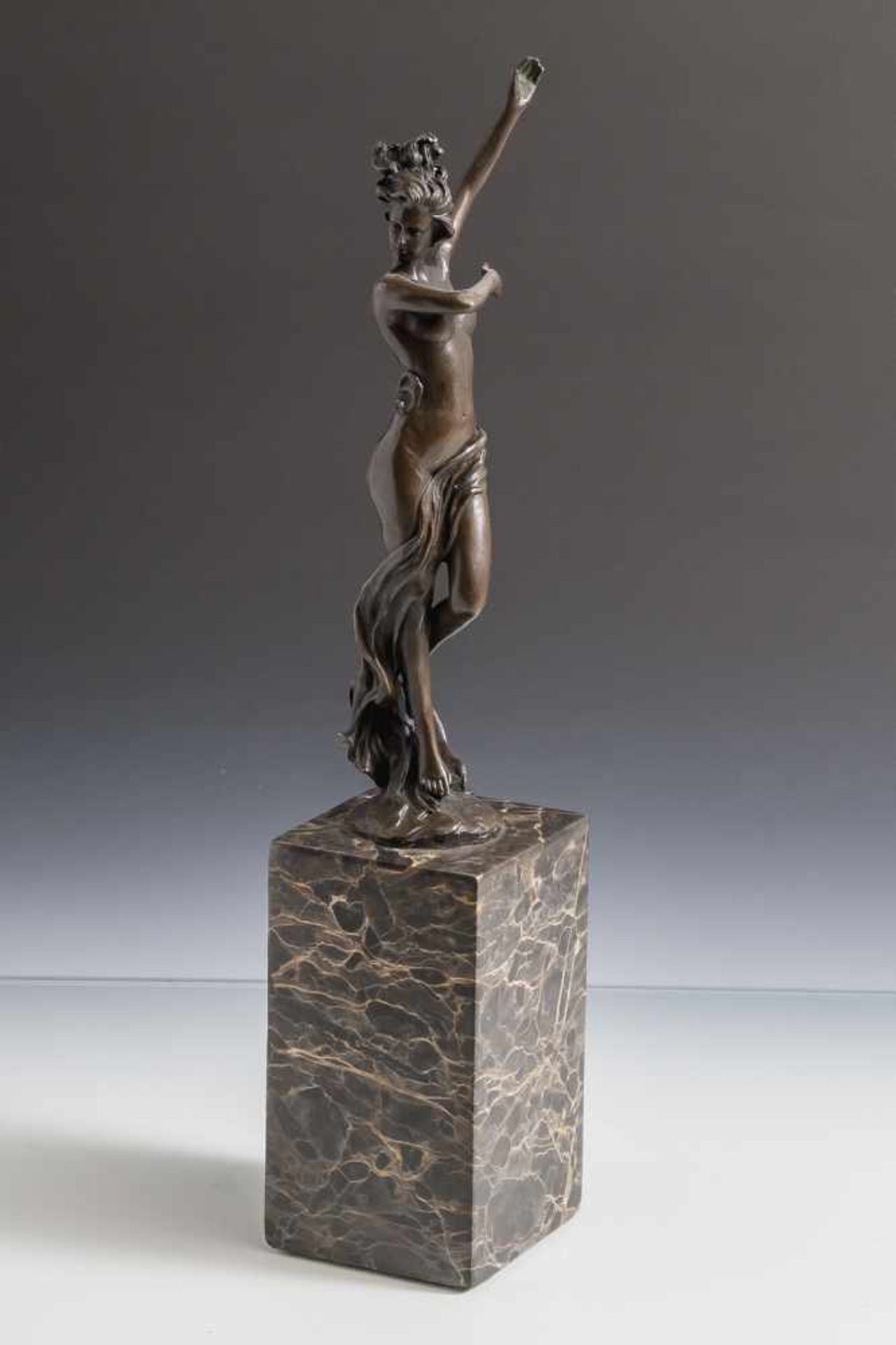 Milo (20. Jahrhundert), Tänzerin, Bronze, braun patiniert, signiert. Auf hochrechteckigem