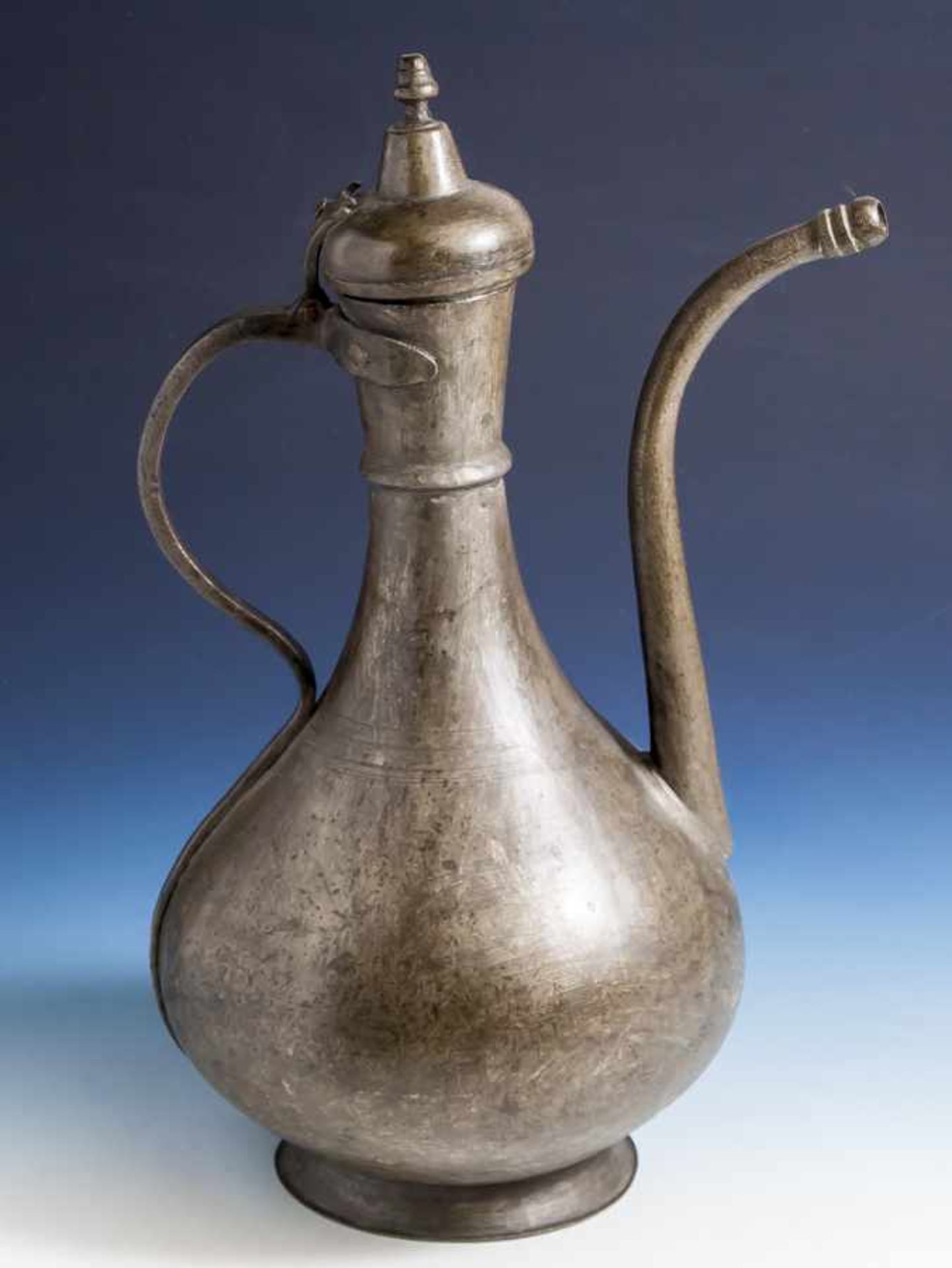 Wasserkanne, persisch/osmanisch, wohl um 1900, Metall, abgesetzter Stand, tiefbauchiger Korpus,