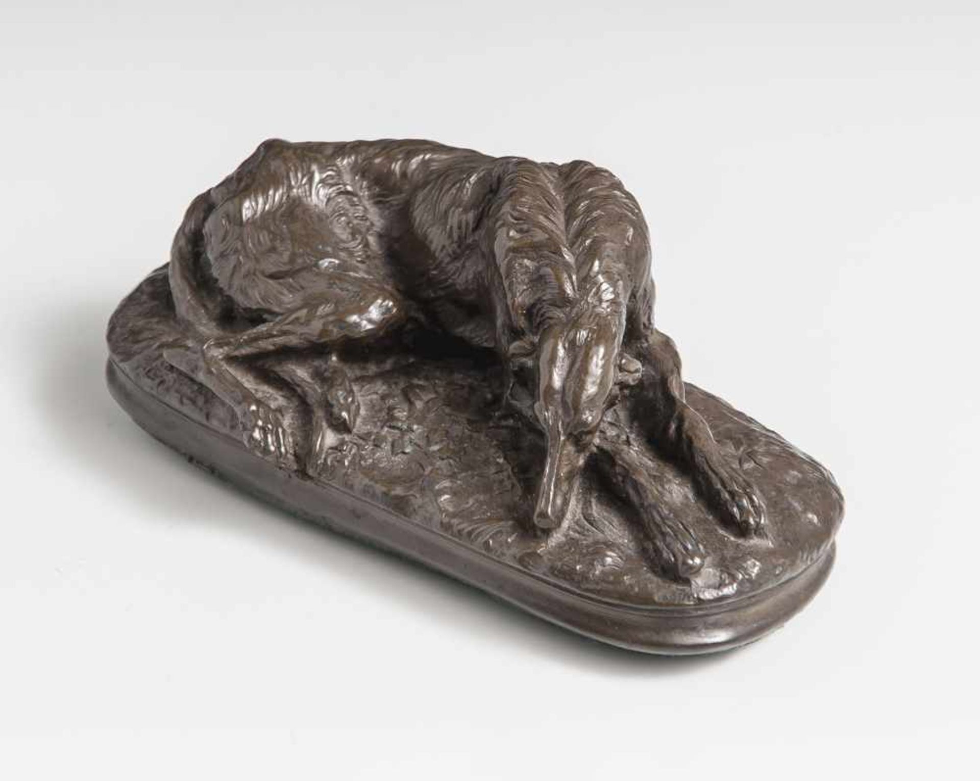 Gayrard, Paul (1807-1855), "Lévrier couché", auf Ovalsockel liegender Jagdhund, Bronze, auf Sockel