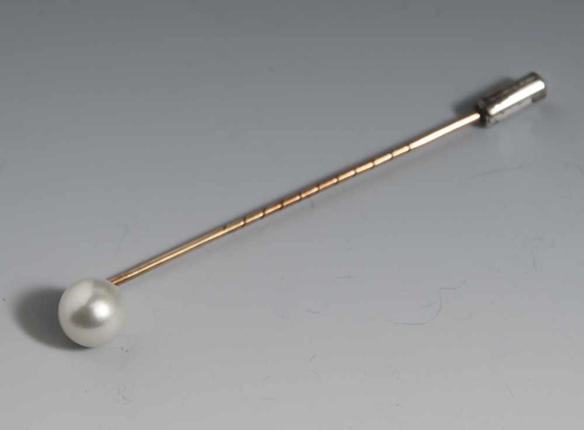 Nadel mit Zuchtperle, Gelbgold 585, weiße, runde Perle, DM. ca. 9 mm. Ca. 2,2 gr. (brutto),