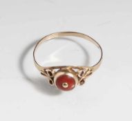 Damenring, Roségold 585, um 1900, zierlicher Ring, der Ringkopf mit Korallenbouton. Ringgröße: 60,