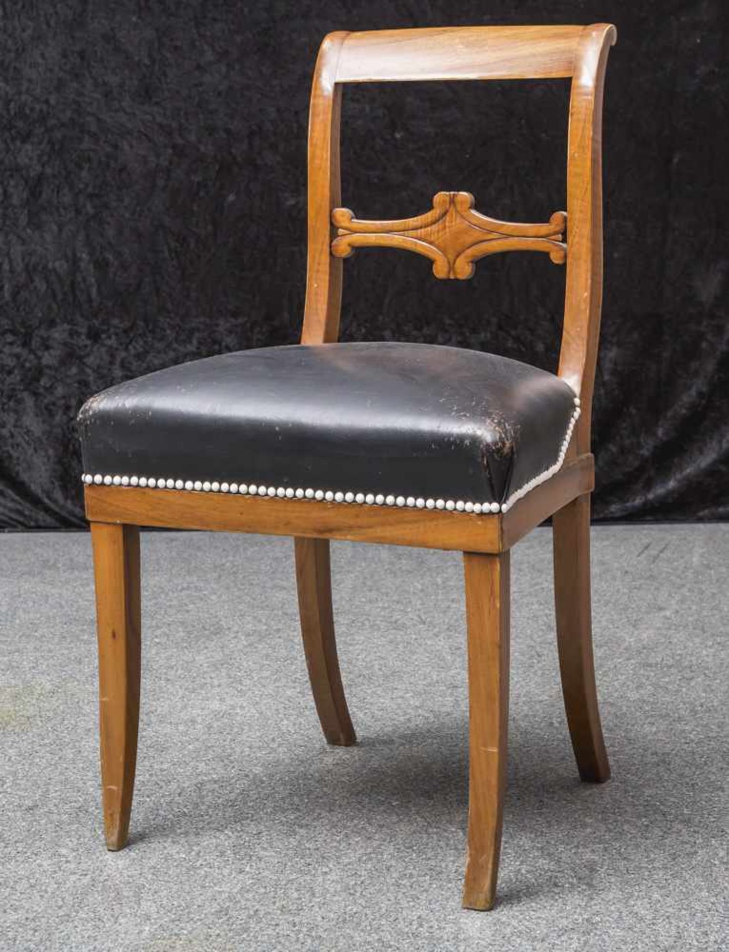 Biedermeier-Stuhl, 1. Hälfte 19. Jahrhundert, Eschenholz, Sitzfläche gepolstert. H. Rückenlehne