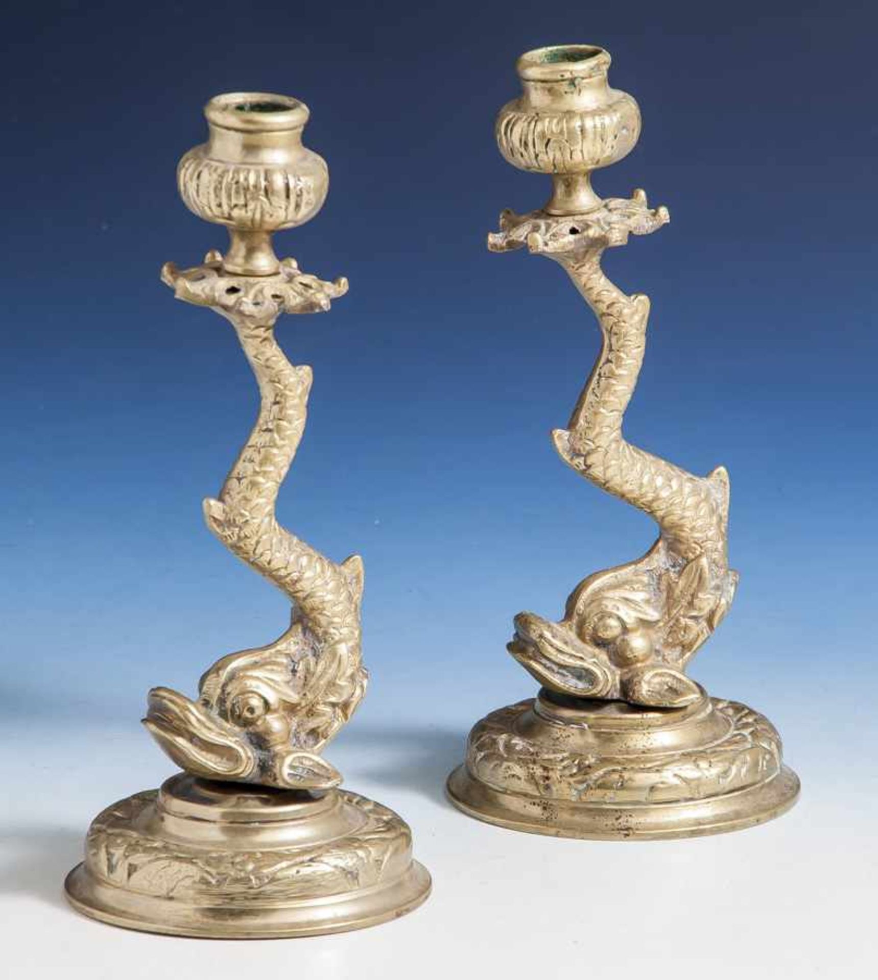 Paar Delphinleuchter, Bronzeguss, Rokoko-Stil, H. je ca. 19,5 cm.