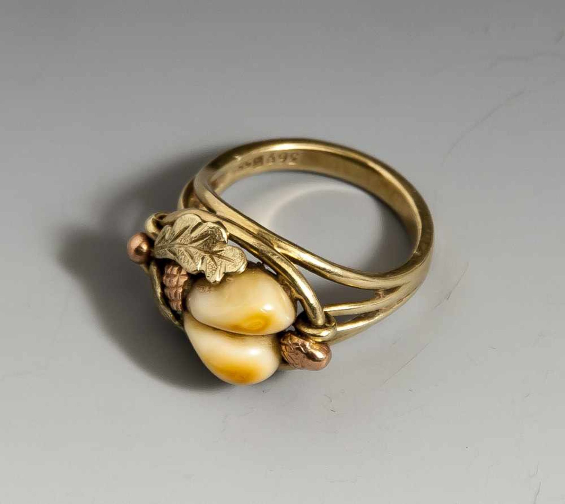 Ring mit Hirschgrandeln, Gelbgold/ Rosegold 585, ovaler Ringkopf mit Eichenlaubdekor, ausgefasst mit