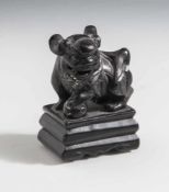 Fo-Hund, China, 20. Jahrhundert, schwarzer Speckstein, geschnitzt, H. ca. 8 cm.
