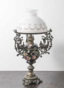 Petroleumlampe, Historismus, Bronze, Keramik, balusterförmiger Fuß auf drei Volutenfüßen.