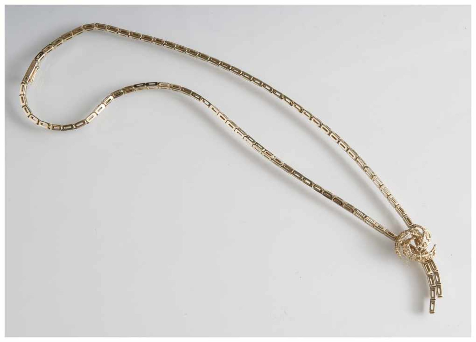 Collier, 1970er Jahre, Gelbgold 585, in durchbrochen gearbeitetem Knoten zusammenlaufend. L. ca.