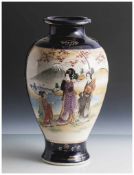 Vase, wohl Japan, 19./20. Jahrhundert, rote Bodenmarke, schlanke Urnenform mit ausgestelltem Rand