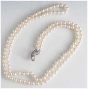Perlenkette, 1970er Jahre, 2-reihig, je 66 Perlen, Verschluss Weißgold, mit 5 kleinen Diamanten