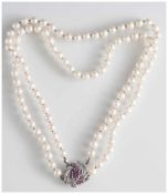 Perlenkette, 2-reihig, 49 bzw. 55 Perlen, Verschluss Weißgold, blütenförmig, partiell besetzt mit 12