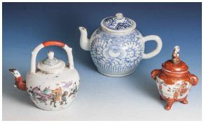 Zwei verschied. kl. Teekannen u. ein Deckeltöpfchen, 19. Jahrhundert, polychrom staffiert.
