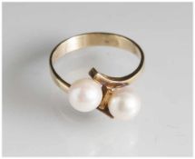 Damenring, 1970er Jahre, Gelbgold 585, Besatz mit 2 Perlen. Ringgröße: 60, ca. 4,30 gr. (brutto).