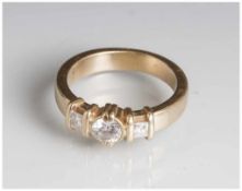 Herrenring, Ringschiene in Gelbgold 18 ct, ausgefasst mit 1 Brillant ca. 0,90 ct plus 2 Brillanten