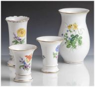 Konvolut Meissen, 4 Blumenvasen, blaue Schwertermarke, Porzellan, farbige Blumenmalerei, Goldrand,