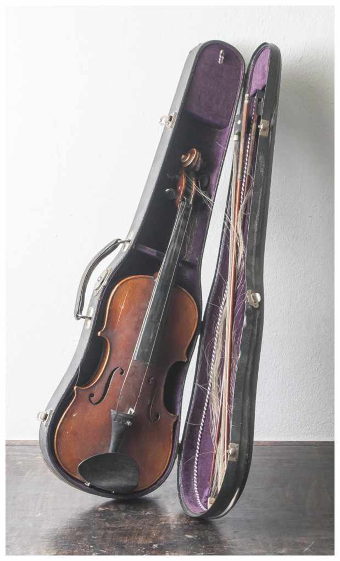 Alte Geige mit 2 Bogen, ohne Herstellerbez., 2 Saiten und 3 Feinstimmer sowie Steg fehlen, mit
