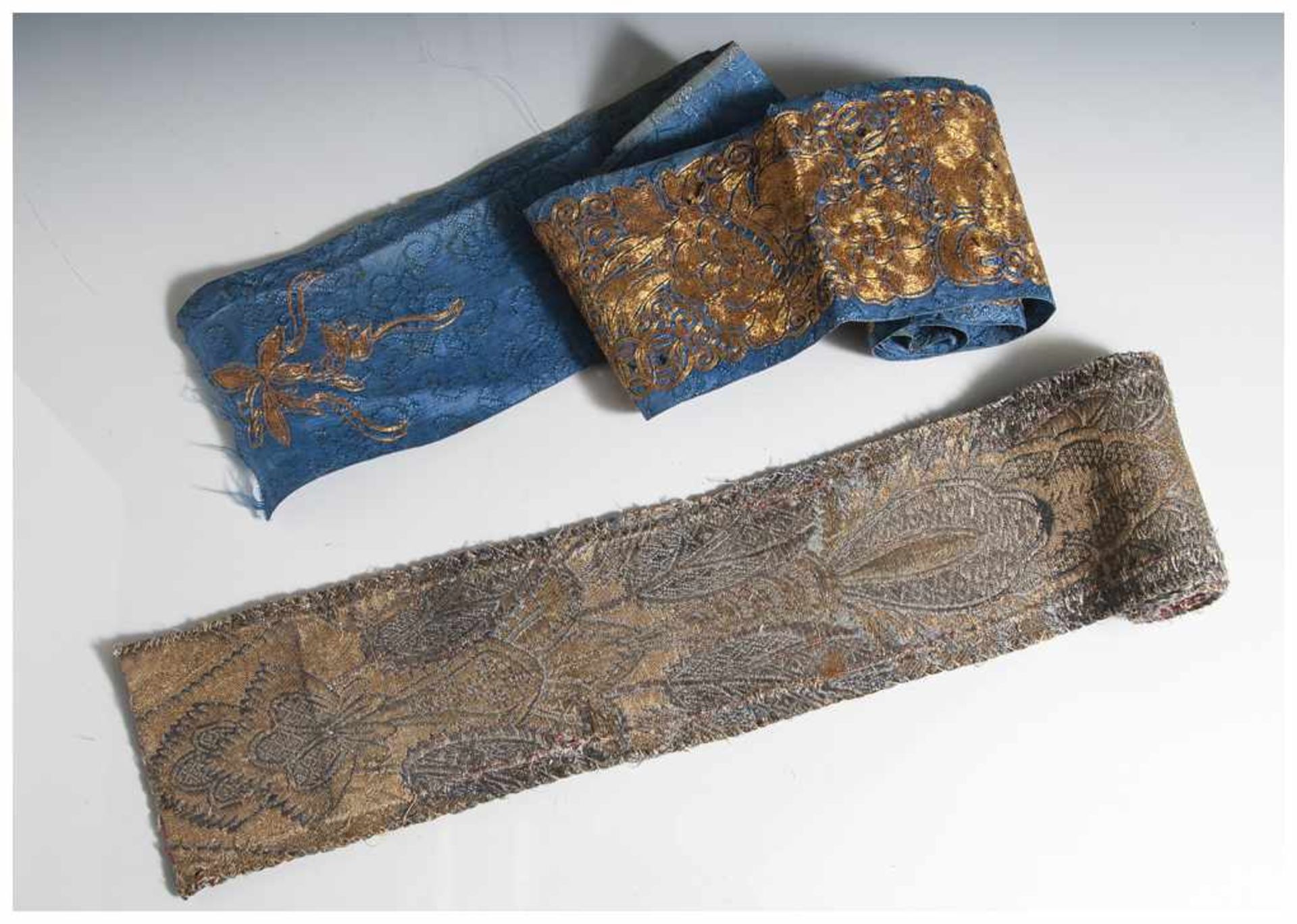 2 verschiedene Stoffbänder, wohl 18. Jahrhundert, teils mit Goldfaden gestickt, Prov. aus