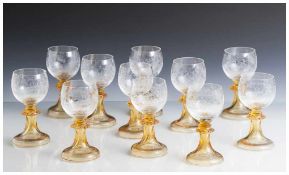 11 Weinrömer, um 1900, hohl geblasener u. trompetenförmiger Fuß, bernsteinfarbenes Glas.