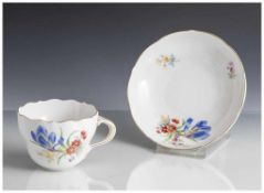 Tasse und Untertasse, Meissen, blaue Schwertermarke. Pressnr: 00572 (Tasse) und 562 (Untertasse)