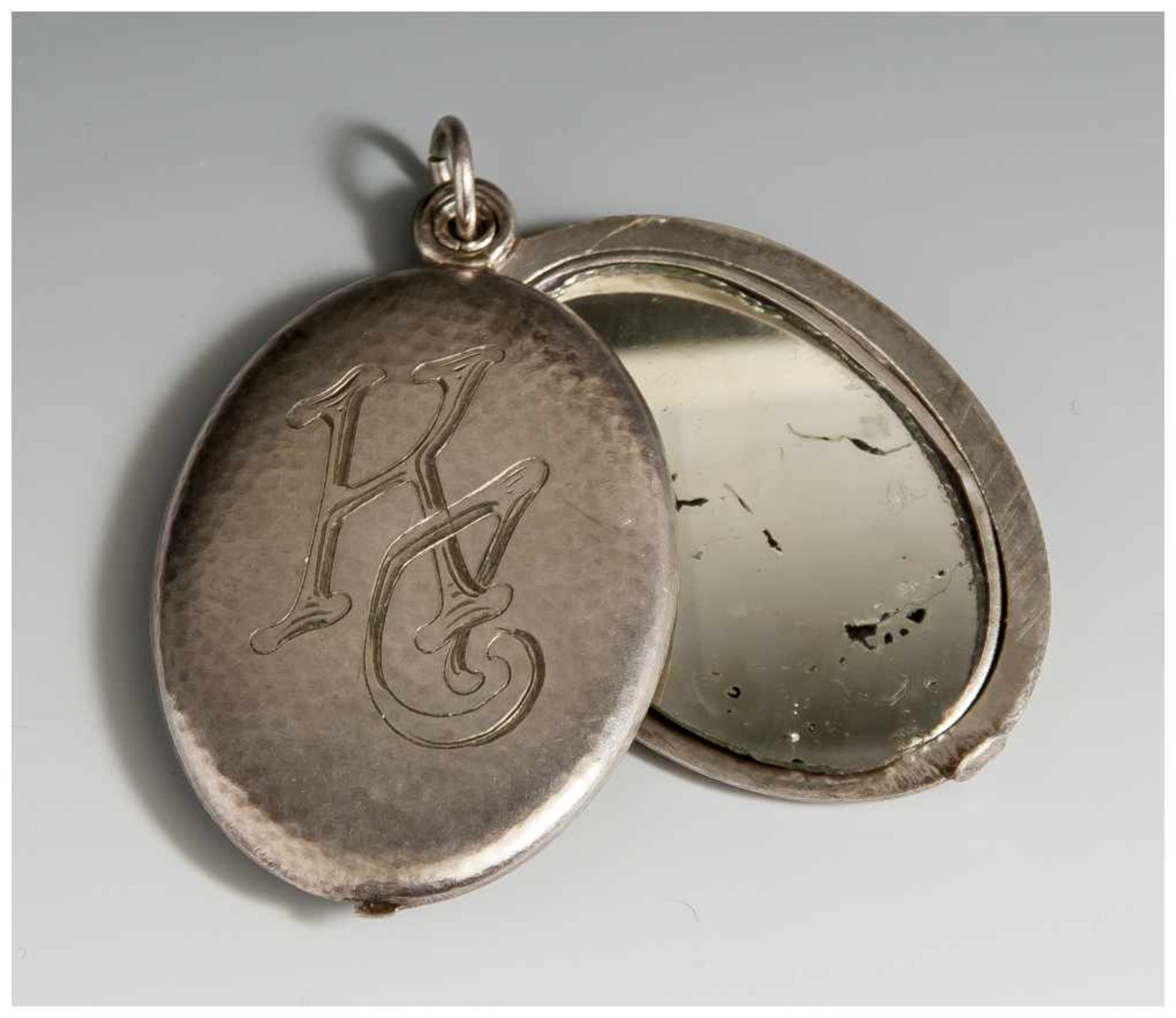 Medaillonanhänger, 1920/30er Jahre, Silber, ovale Form, leichter Hammerschlagdekor, mit graviertem