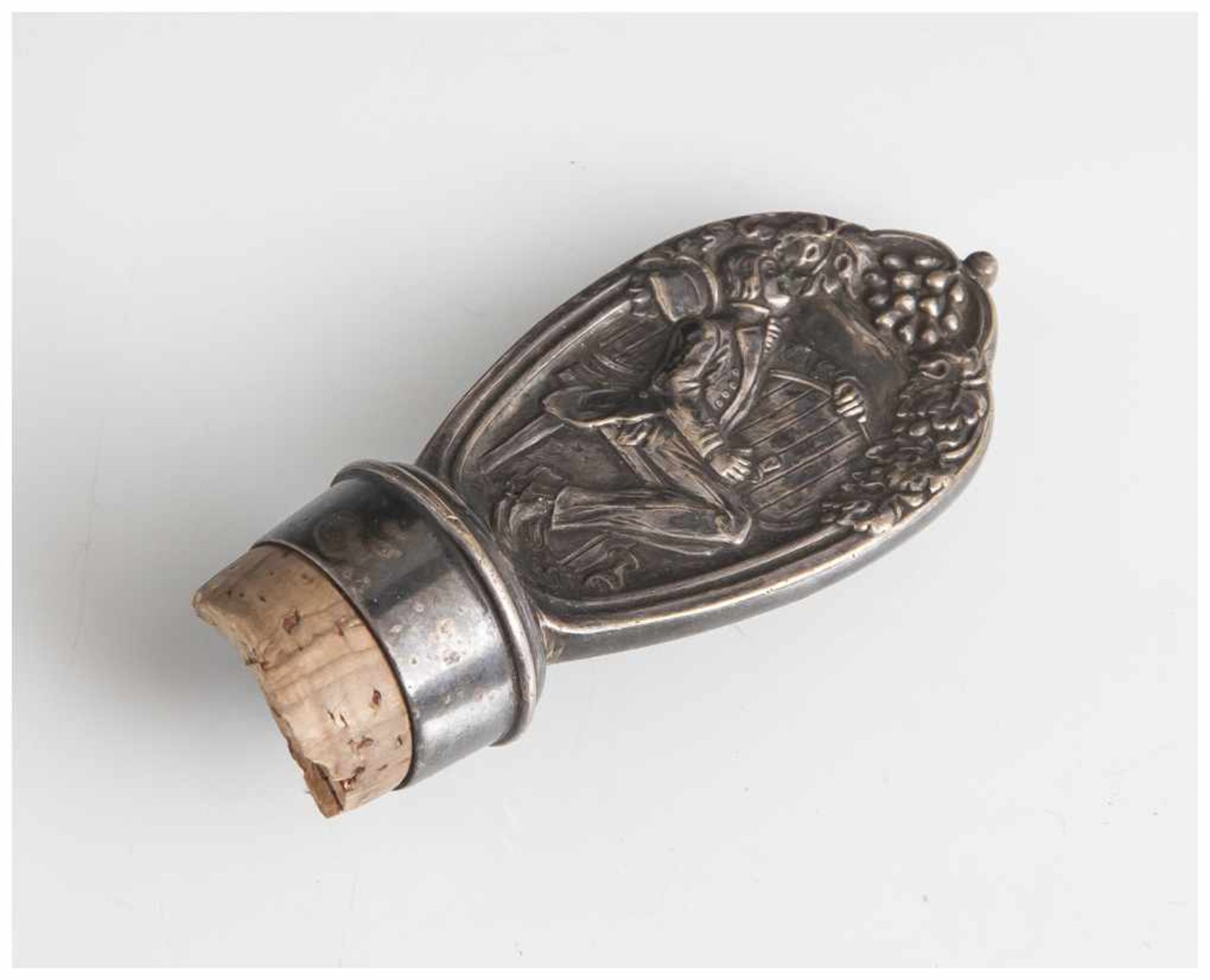 Flaschenverschluss, um 1900, Metall versilbert, beidseitig reliefierte Darst. eines Mannes auf