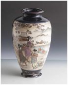 Vase, wohl Japan, 19./20. Jahrhundert, rote Bodenmarke, schlanke Urnenform mit ausgestelltem Rand