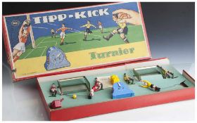 Tischfußballspiel "Tipp-Kick", in org. Karton, vollständig mit 4 Spielern, 2 Torwarte, 2 Toren, 1