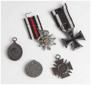 Konvolut von insgesamt 5 Orden und Ehrenzeichen, bestehend aus: a) EK II 1914, an Band, b)